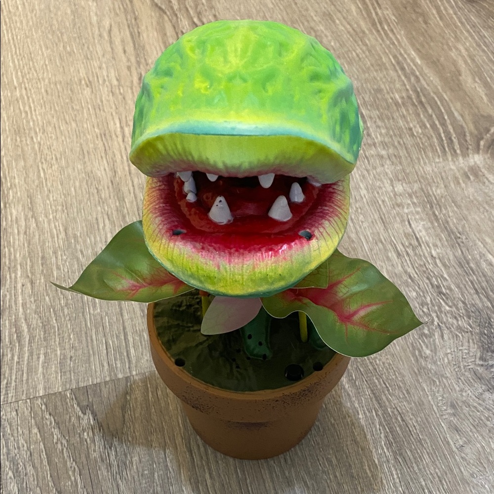 Venus fly trap • lights up and talks